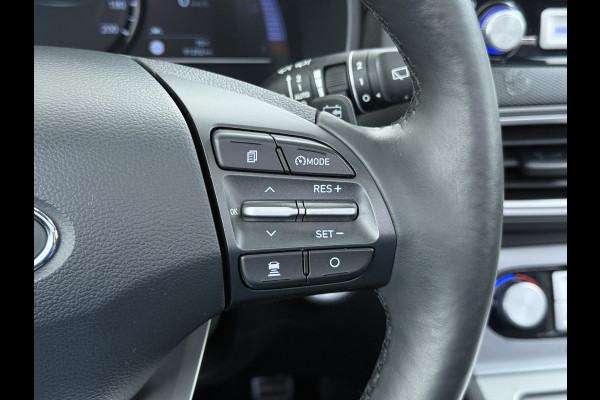 Hyundai Kona EV 64kWh SOH 100% Fase 3 Warmtepomp Leder Schuif-/kanteldak Head-Up Display Adap.Cruise Apple Carplay Android Auto Navi Ecc Came Keyless Stoelverwarming/Koeling Stuurverwarming Elek.Stoelen Blind Spot Monitoring Lane Assist DAB Led Origineel Nederlandse Auto Super compleet!