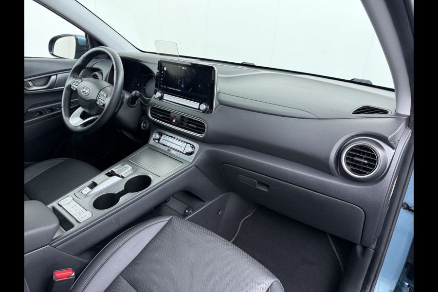 Hyundai Kona EV 64kWh SOH 100% Fase 3 Warmtepomp Leder Schuif-/kanteldak Head-Up Display Adap.Cruise Apple Carplay Android Auto Navi Ecc Came Keyless Stoelverwarming/Koeling Stuurverwarming Elek.Stoelen Blind Spot Monitoring Lane Assist DAB Led Origineel Nederlandse Auto Super compleet!
