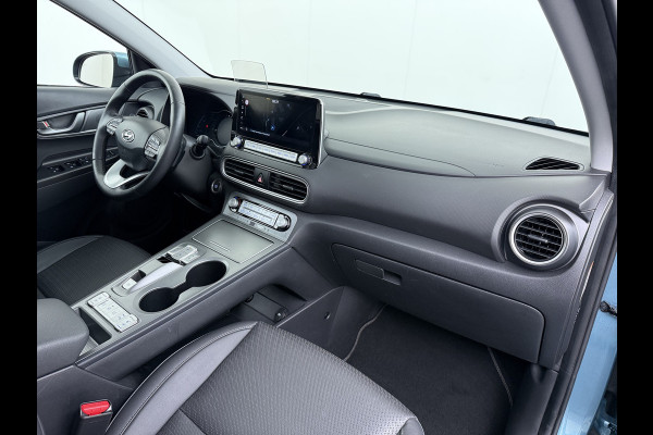 Hyundai Kona EV 64kWh SOH 100% Fase 3 Warmtepomp Leder Schuif-/kanteldak Head-Up Display Adap.Cruise Apple Carplay Android Auto Navi Ecc Came Keyless Stoelverwarming/Koeling Stuurverwarming Elek.Stoelen Blind Spot Monitoring Lane Assist DAB Led Origineel Nederlandse Auto Super compleet!