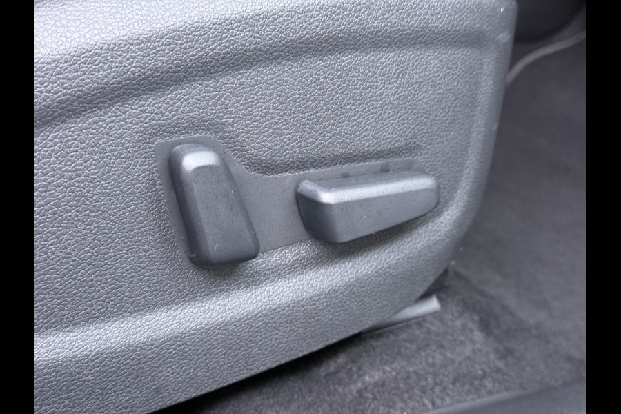 Hyundai Kona EV 64kWh SOH 100% Fase 3 Warmtepomp Leder Schuif-/kanteldak Head-Up Display Adap.Cruise Apple Carplay Android Auto Navi Ecc Came Keyless Stoelverwarming/Koeling Stuurverwarming Elek.Stoelen Blind Spot Monitoring Lane Assist DAB Led Origineel Nederlandse Auto Super compleet!