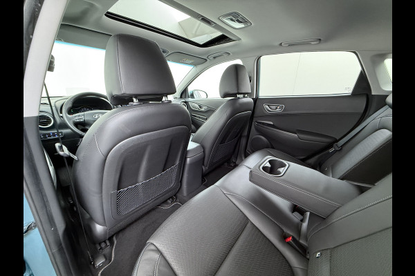 Hyundai Kona EV 64kWh SOH 100% Fase 3 Warmtepomp Leder Schuif-/kanteldak Head-Up Display Adap.Cruise Apple Carplay Android Auto Navi Ecc Came Keyless Stoelverwarming/Koeling Stuurverwarming Elek.Stoelen Blind Spot Monitoring Lane Assist DAB Led Origineel Nederlandse Auto Super compleet!