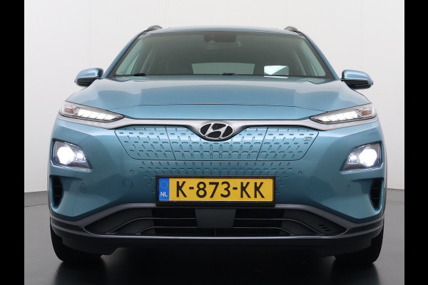 Hyundai Kona EV 64kWh SOH 100% Fase 3 Warmtepomp Leder Schuif-/kanteldak Head-Up Display Adap.Cruise Apple Carplay Android Auto Navi Ecc Came Keyless Stoelverwarming/Koeling Stuurverwarming Elek.Stoelen Blind Spot Monitoring Lane Assist DAB Led Origineel Nederlandse Auto Super compleet!