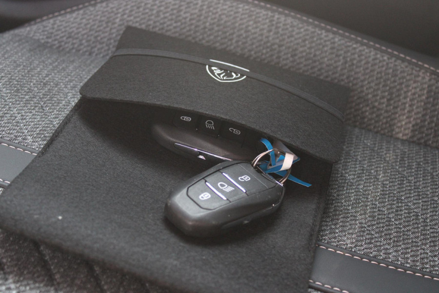 Peugeot 208 1.2 100PK ALLURE | CAMERA VOOR + ACHTER | KEYLESS ENTRY/START | DODEHOEK DETECTIE | NAVIGATIE | DRAADLOZE APPLE CARPLAY/ANDROID AUTO | PARKEERSENSOREN VOOR + ACHTER | ADAPTIVE CRUISE CONTROL | DAB+ RADIO | LED KOPLAMPEN |