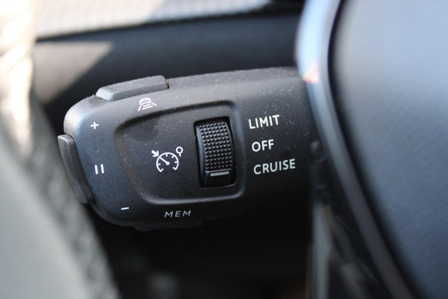 Peugeot 208 1.2 100PK ALLURE | CAMERA VOOR + ACHTER | KEYLESS ENTRY/START | DODEHOEK DETECTIE | NAVIGATIE | DRAADLOZE APPLE CARPLAY/ANDROID AUTO | PARKEERSENSOREN VOOR + ACHTER | ADAPTIVE CRUISE CONTROL | DAB+ RADIO | LED KOPLAMPEN |