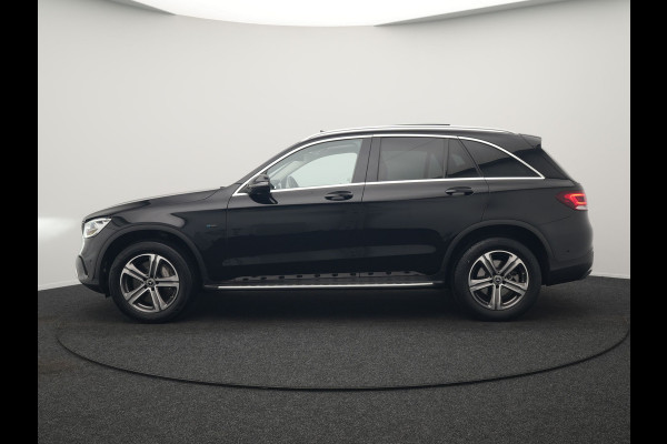 Mercedes-Benz GLC 300e 4MATIC Premium Plug In Hybrid 320pk Dealer O.H. PHEV | Trekhaak Af Fabriek | Panodak | Camera | Lederen Sportstoelen Verwarmd | Sfeerverlichting | Apple Carplay | Sidesteps | Navigatie | DAB |