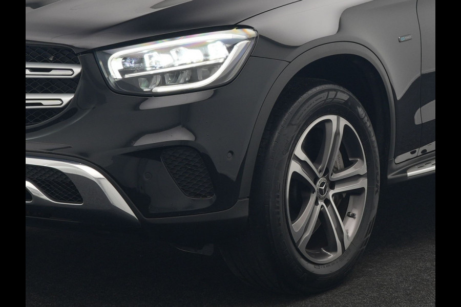 Mercedes-Benz GLC 300e 4MATIC Premium Plug In Hybrid 320pk Dealer O.H. PHEV | Trekhaak Af Fabriek | Panodak | Camera | Lederen Sportstoelen Verwarmd | Sfeerverlichting | Apple Carplay | Sidesteps | Navigatie | DAB |