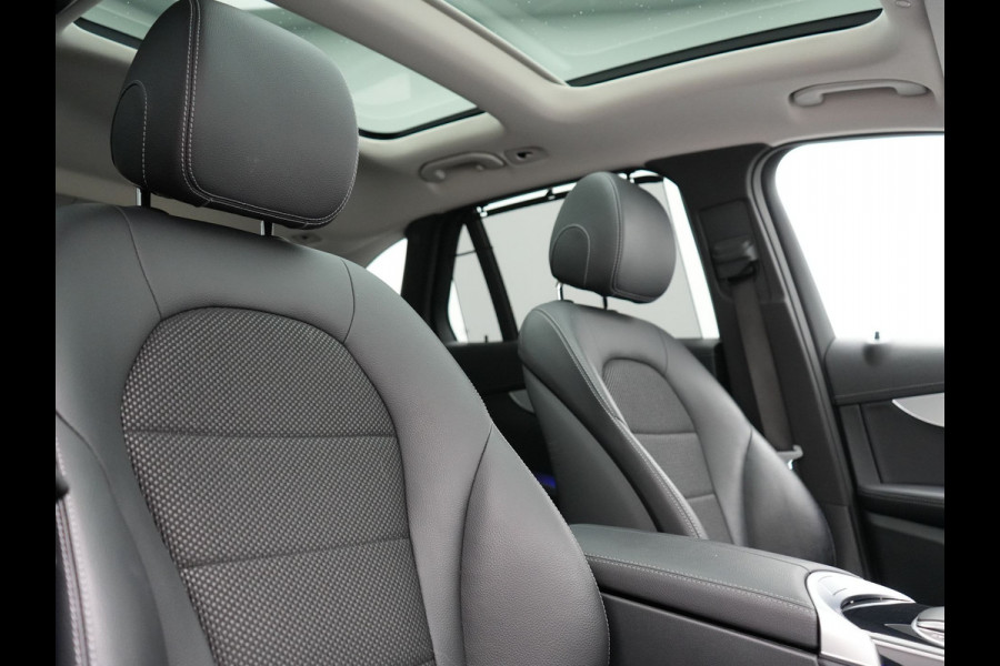 Mercedes-Benz GLC 300e 4MATIC Premium Plug In Hybrid 320pk Dealer O.H. PHEV | Trekhaak Af Fabriek | Panodak | Camera | Lederen Sportstoelen Verwarmd | Sfeerverlichting | Apple Carplay | Sidesteps | Navigatie | DAB |