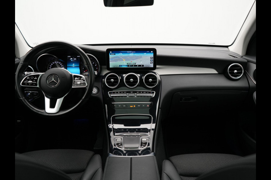 Mercedes-Benz GLC 300e 4MATIC Premium Plug In Hybrid 320pk Dealer O.H. PHEV | Trekhaak Af Fabriek | Panodak | Camera | Lederen Sportstoelen Verwarmd | Sfeerverlichting | Apple Carplay | Sidesteps | Navigatie | DAB |