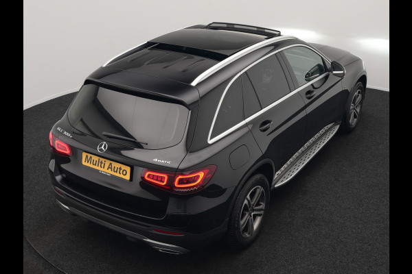 Mercedes-Benz GLC 300e 4MATIC Premium Plug In Hybrid 320pk Dealer O.H. PHEV | Trekhaak Af Fabriek | Panodak | Camera | Lederen Sportstoelen Verwarmd | Sfeerverlichting | Apple Carplay | Sidesteps | Navigatie | DAB |