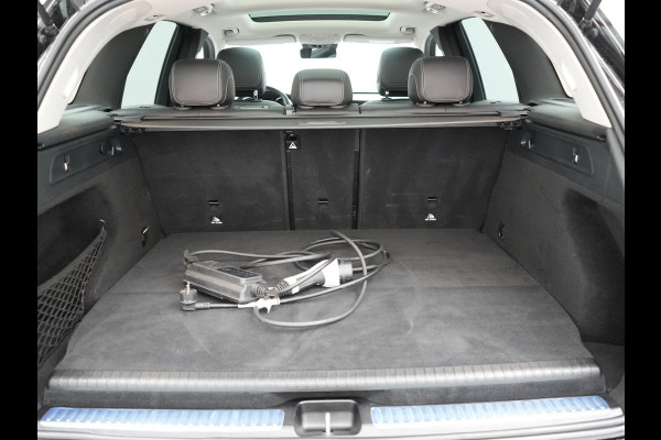 Mercedes-Benz GLC 300e 4MATIC Premium Plug In Hybrid 320pk Dealer O.H. PHEV | Trekhaak Af Fabriek | Panodak | Camera | Lederen Sportstoelen Verwarmd | Sfeerverlichting | Apple Carplay | Sidesteps | Navigatie | DAB |