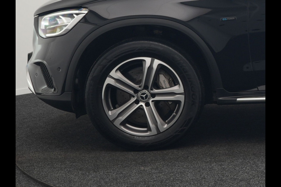 Mercedes-Benz GLC 300e 4MATIC Premium Plug In Hybrid 320pk Dealer O.H. PHEV | Trekhaak Af Fabriek | Panodak | Camera | Lederen Sportstoelen Verwarmd | Sfeerverlichting | Apple Carplay | Sidesteps | Navigatie | DAB |