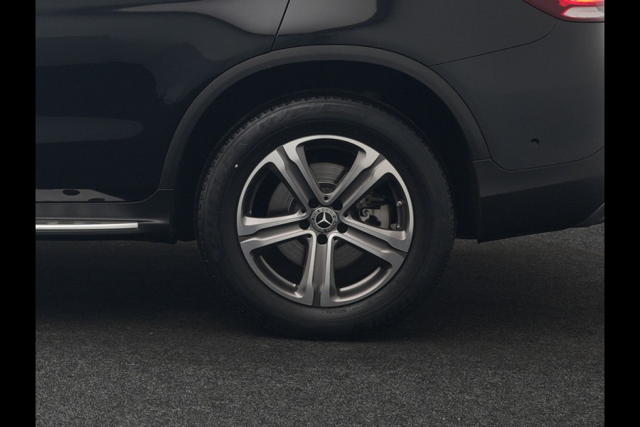 Mercedes-Benz GLC 300e 4MATIC Premium Plug In Hybrid 320pk Dealer O.H. PHEV | Trekhaak Af Fabriek | Panodak | Camera | Lederen Sportstoelen Verwarmd | Sfeerverlichting | Apple Carplay | Sidesteps | Navigatie | DAB |