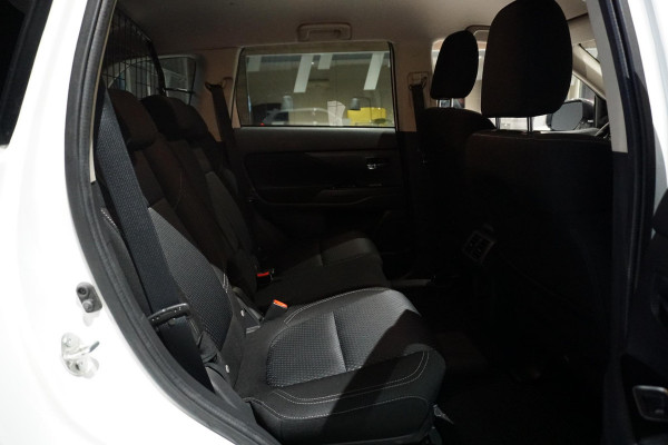 Mitsubishi Outlander 2.4 PHEV Pure + TREKHAAK / CARPLAY / CAMERA / STOELVERWARMING /