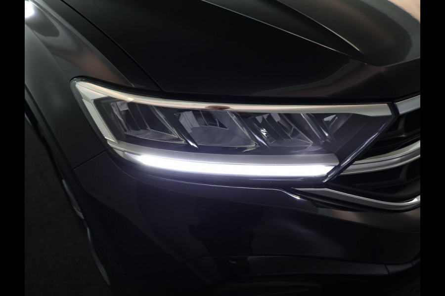 Volkswagen T-Roc 1.5 TSI R-Line 150 pk Automaat (DSG) | Verlengde garantie | Navigatie | Trekhaak (afneembaar) | Parkeersensoren (Park assist) | Achteruitrijcamera | R-Line |