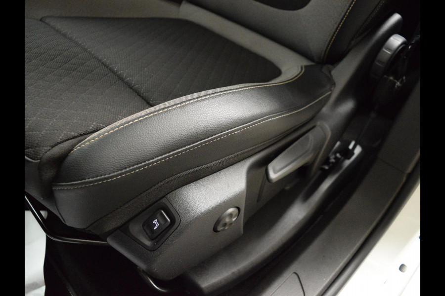 Opel Grandland X 1.2 Turbo Business + 130 PK | NAVIGATIE & CARPLAY | ACHTERUITRIJCAMERA MET SENSOREN | E.C.C. | SIDE STEPS | 19" L.M.V. MET ALL SEASON BANDEN |