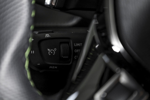 Peugeot 2008 1.2 Hybrid 145 GT - Automaat | Alcantara Pack | Drive Assist Pack | Dig. Cockpit | Adapt. Cruise | Stoelverw. | PDC | Camera | NAV + App. Connect | ECC | DAB | LM 17" | 7665