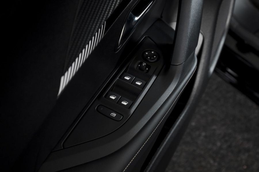 Peugeot 2008 1.2 Hybrid 145 Allure - Automaat | Dig. Cockpit | Adapt. Cruise | Stoelverw. | PDC | Camera | App. Connect | ECC | DAB | LM 17" | 8308