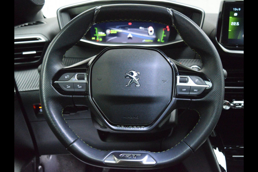 Peugeot 208 1.2 PureTech GT PANORAMADAK | NAVIGATIE & CARPLAY | CAMERA MET SENSOREN | STOELVERWARMING |