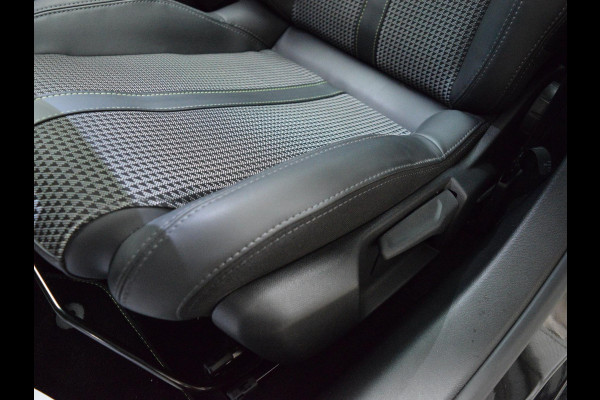 Peugeot 208 1.2 PureTech GT PANORAMADAK | NAVIGATIE & CARPLAY | CAMERA MET SENSOREN | STOELVERWARMING |