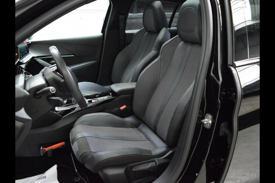 Peugeot 208 1.2 PureTech GT PANORAMADAK | NAVIGATIE & CARPLAY | CAMERA MET SENSOREN | STOELVERWARMING |