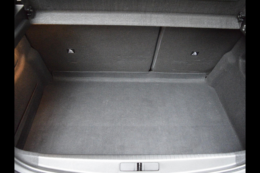 Peugeot 208 1.2 PureTech GT PANORAMADAK | NAVIGATIE & CARPLAY | CAMERA MET SENSOREN | STOELVERWARMING |