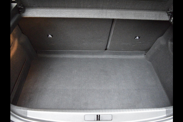 Peugeot 208 1.2 PureTech GT PANORAMADAK | NAVIGATIE & CARPLAY | CAMERA MET SENSOREN | STOELVERWARMING |