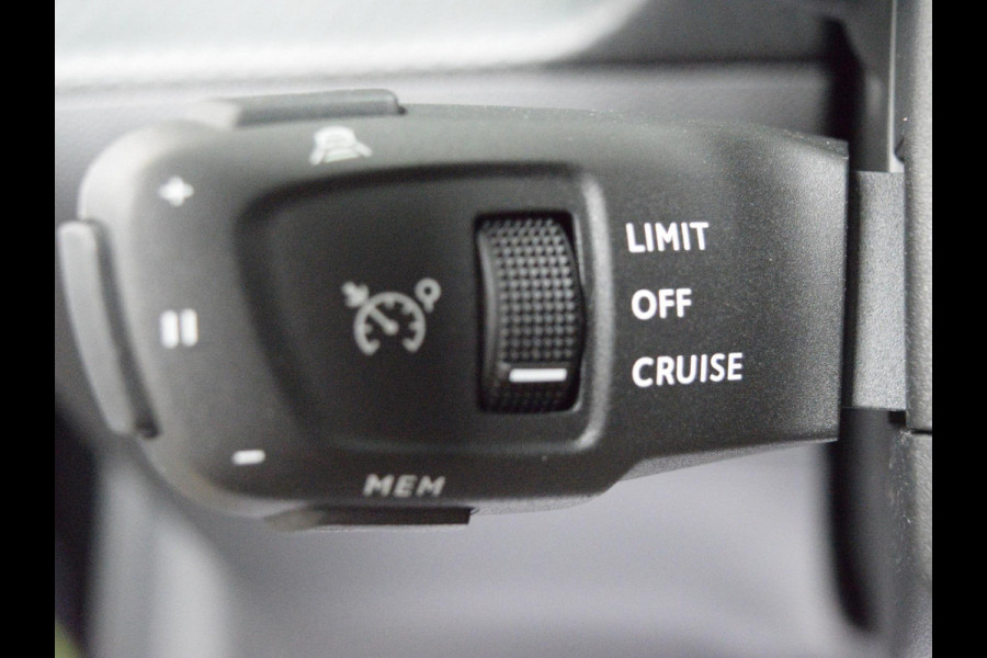 Peugeot 208 1.2 PureTech GT PANORAMADAK | NAVIGATIE & CARPLAY | CAMERA MET SENSOREN | STOELVERWARMING |