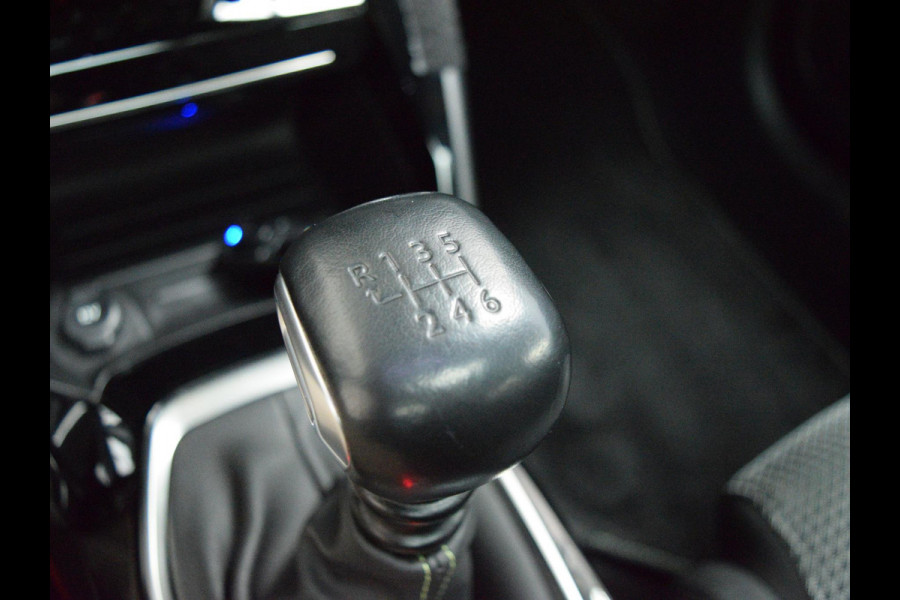 Peugeot 208 1.2 PureTech GT PANORAMADAK | NAVIGATIE & CARPLAY | CAMERA MET SENSOREN | STOELVERWARMING |