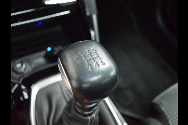 Peugeot 208 1.2 PureTech GT PANORAMADAK | NAVIGATIE & CARPLAY | CAMERA MET SENSOREN | STOELVERWARMING |