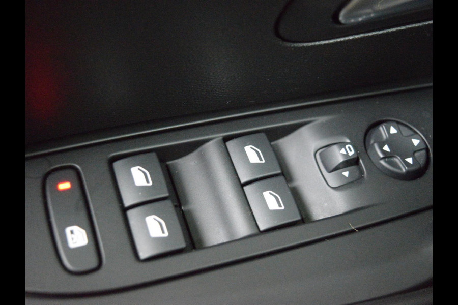 Peugeot 208 1.2 PureTech GT PANORAMADAK | NAVIGATIE & CARPLAY | CAMERA MET SENSOREN | STOELVERWARMING |