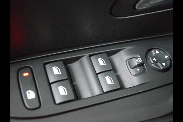 Peugeot 208 1.2 PureTech GT PANORAMADAK | NAVIGATIE & CARPLAY | CAMERA MET SENSOREN | STOELVERWARMING |