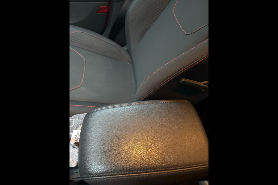 Ford FOCUS Wagon 1.0 Ecoboost ST-Line 125pk Trekhaak | Achteruitrijcamera | Apple Carplay / Android Auto | Winterpack | Climate control