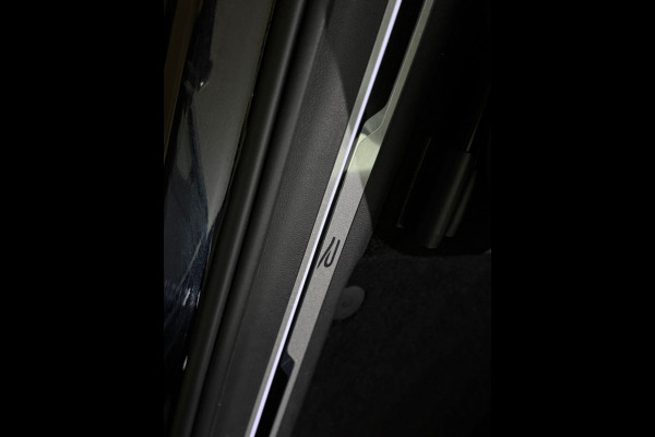 Volkswagen Tiguan 1.4 TSI eHybrid R-Line Business+ | Black Style | Half leer | 19' inch | Adaptive Cruise Control | Navigatie