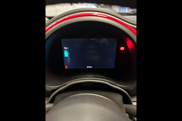 Fiat 500 Electric -RED Edition 24 kWh - 5500 KM Apple CarPlay / Navigatie I LED I Veiligheid Pakket I