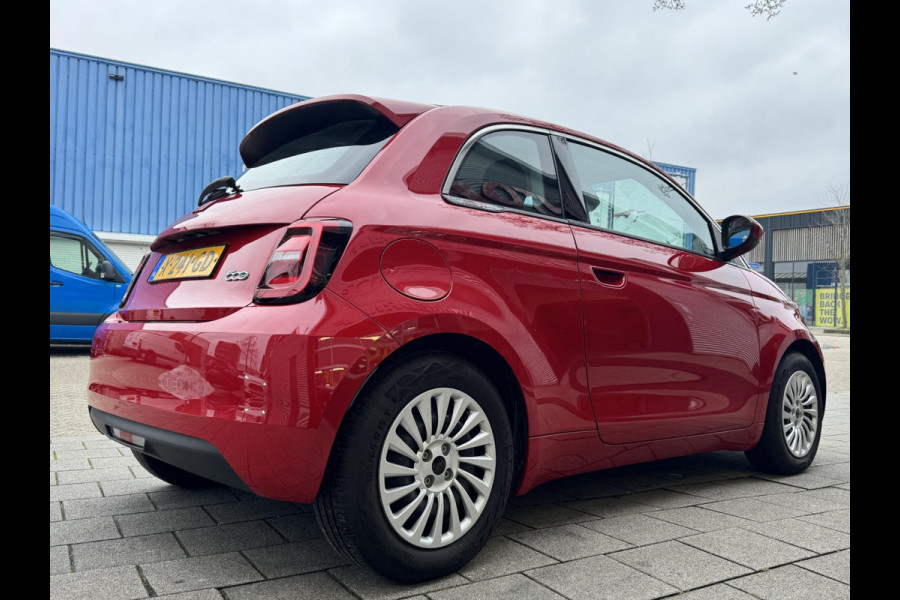 Fiat 500 Electric -RED Edition 24 kWh - 5500 KM Apple CarPlay / Navigatie I LED I Veiligheid Pakket I