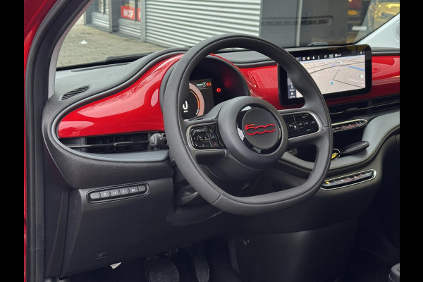 Fiat 500 Electric -RED Edition 24 kWh - 5500 KM Apple CarPlay / Navigatie I LED I Veiligheid Pakket I