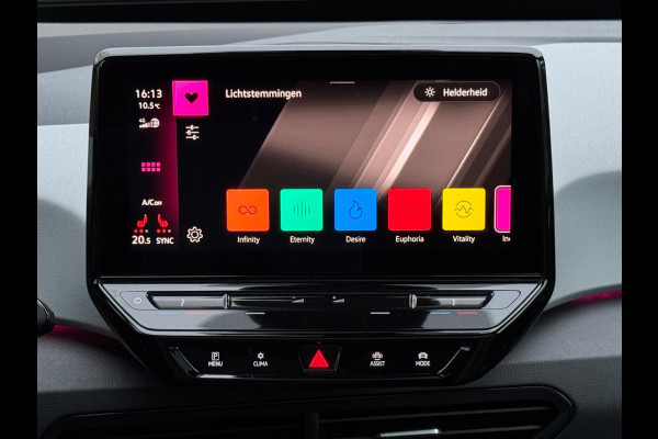Volkswagen ID.3 First Max 58 kWh, panoramadak, camera, 20 inch, stoelverwarming, parelmoer, 1 e eigenaar, NL auto met nap
