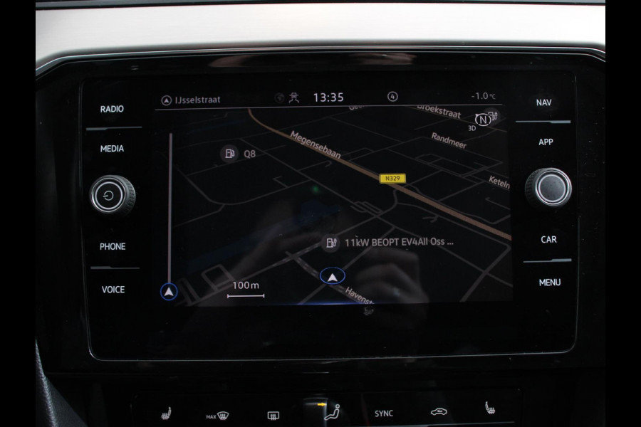 Volkswagen Passat Variant 1.5 TSI 150 pk DSG Elegance High | Navigatie | Apple Carplay/Android Auto | Parkeersensoren | Camera | Elektrische achterklep | Adaptive Cruise Control | Virtual Cockpit | Afneembare trekhaak | Ledverlichting | Bestuurderstoel elektrisch