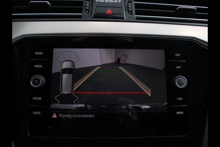 Volkswagen Passat Variant 1.5 TSI 150 pk DSG Elegance High | Navigatie | Apple Carplay/Android Auto | Parkeersensoren | Camera | Elektrische achterklep | Adaptive Cruise Control | Virtual Cockpit | Afneembare trekhaak | Ledverlichting | Bestuurderstoel elektrisch