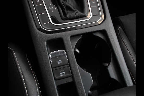 Volkswagen Passat Variant 1.5 TSI 150 pk DSG Elegance High | Navigatie | Apple Carplay/Android Auto | Parkeersensoren | Camera | Elektrische achterklep | Adaptive Cruise Control | Virtual Cockpit | Afneembare trekhaak | Ledverlichting | Bestuurderstoel elektrisch