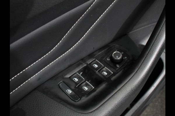 Volkswagen Passat Variant 1.5 TSI 150 pk DSG Elegance High | Navigatie | Apple Carplay/Android Auto | Parkeersensoren | Camera | Elektrische achterklep | Adaptive Cruise Control | Virtual Cockpit | Afneembare trekhaak | Ledverlichting | Bestuurderstoel elektrisch