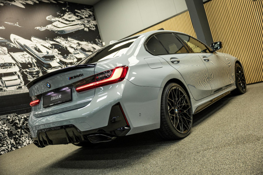 BMW 3-serie M340i xDrive | M-Performance Pack | M-stoelen | Head-Up | Carbon inleg | 20'' velgen | Sportstuur |