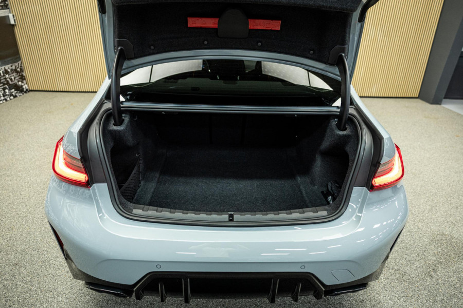 BMW 3-serie M340i xDrive | M-Performance Pack | M-stoelen | Head-Up | Carbon inleg | 20'' velgen | Sportstuur |