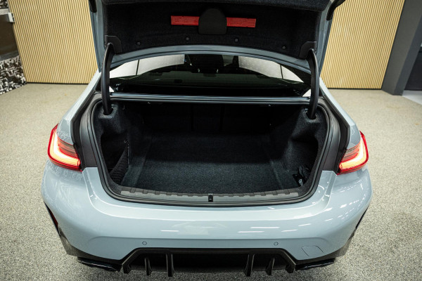 BMW 3-serie M340i xDrive | M-Performance Pack | M-stoelen | Head-Up | Carbon inleg | 20'' velgen | Sportstuur |