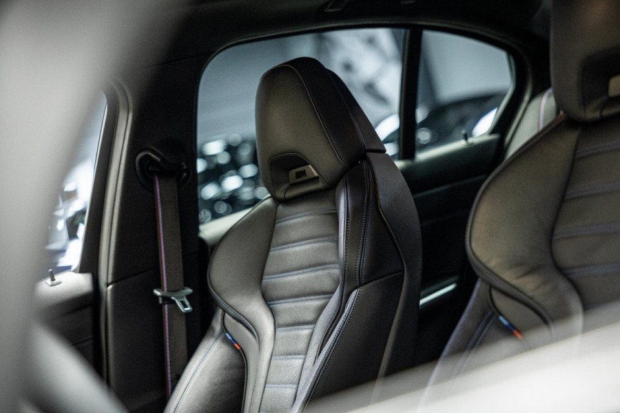 BMW 3-serie M340i xDrive | M-Performance Pack | M-stoelen | Head-Up | Carbon inleg | 20'' velgen | Sportstuur |
