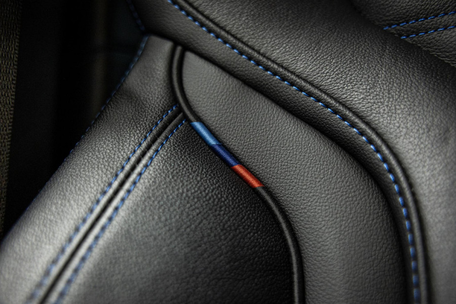 BMW 3-serie M340i xDrive | M-Performance Pack | M-stoelen | Head-Up | Carbon inleg | 20'' velgen | Sportstuur |