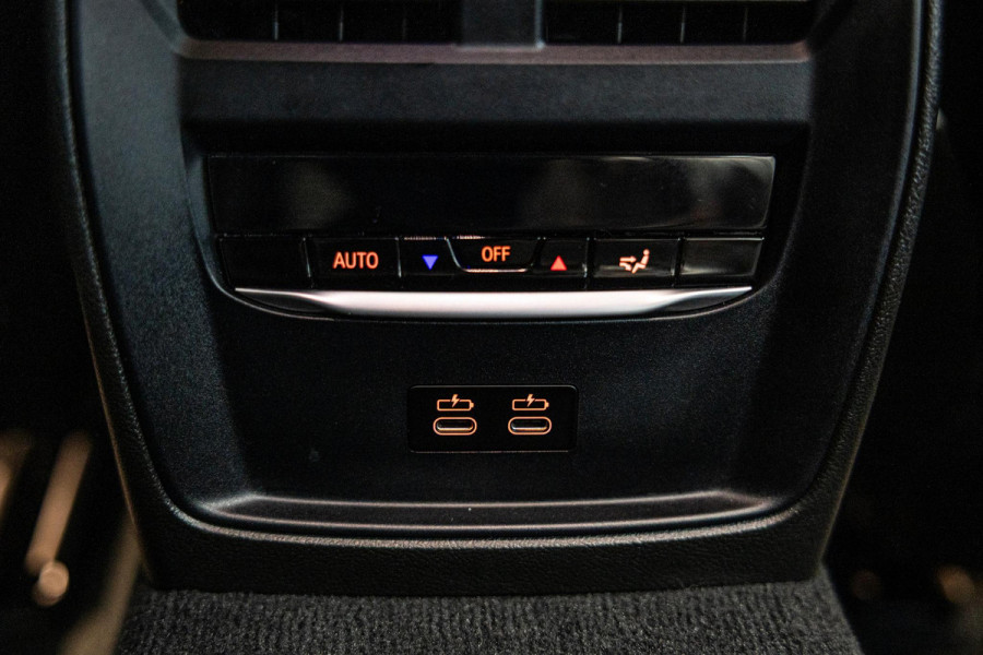 BMW 3-serie M340i xDrive | M-Performance Pack | M-stoelen | Head-Up | Carbon inleg | 20'' velgen | Sportstuur |