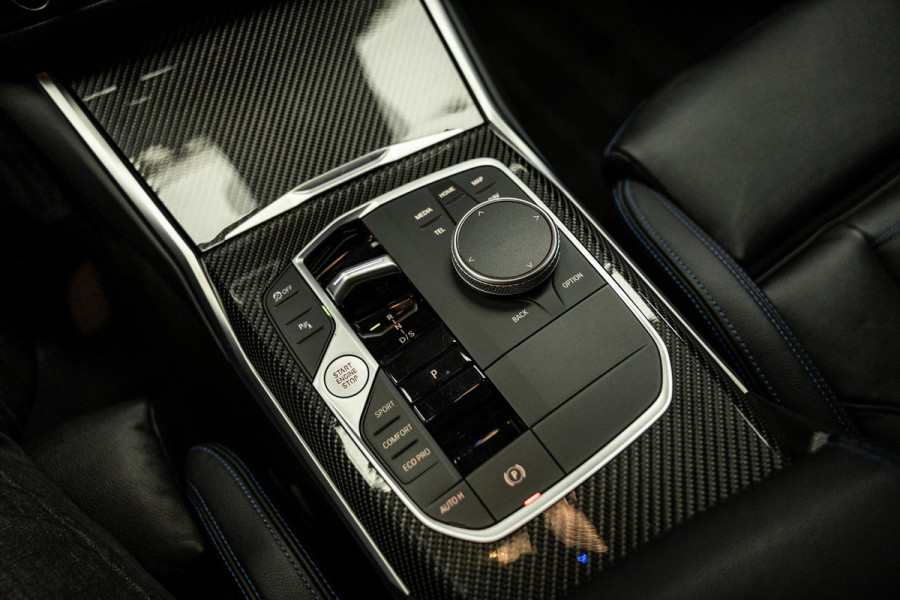 BMW 3-serie M340i xDrive | M-Performance Pack | M-stoelen | Head-Up | Carbon inleg | 20'' velgen | Sportstuur |