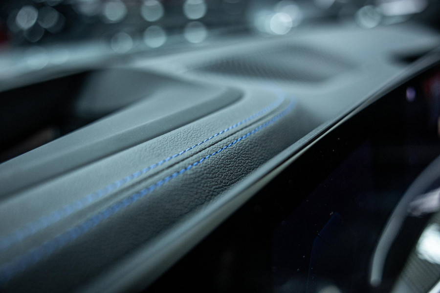 BMW 3-serie M340i xDrive | M-Performance Pack | M-stoelen | Head-Up | Carbon inleg | 20'' velgen | Sportstuur |