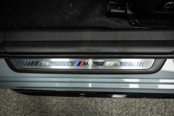 BMW 3-serie M340i xDrive | M-Performance Pack | M-stoelen | Head-Up | Carbon inleg | 20'' velgen | Sportstuur |